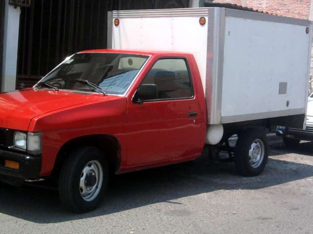  Nissan estaquitas roja caja seca mod 2004 en Querétaro - Camionetas | 469225