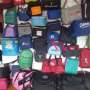 vendedor de mochilas y maletas con clientes